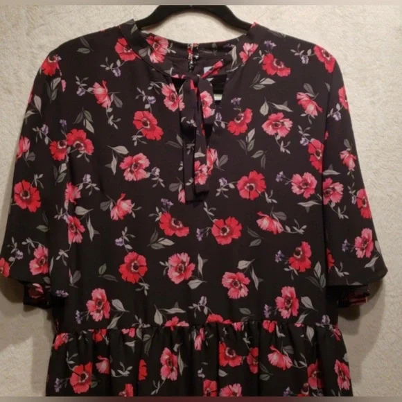 CeCe Elise Tie Neck Floral Dress
Size 12 - Picture 9 of 10